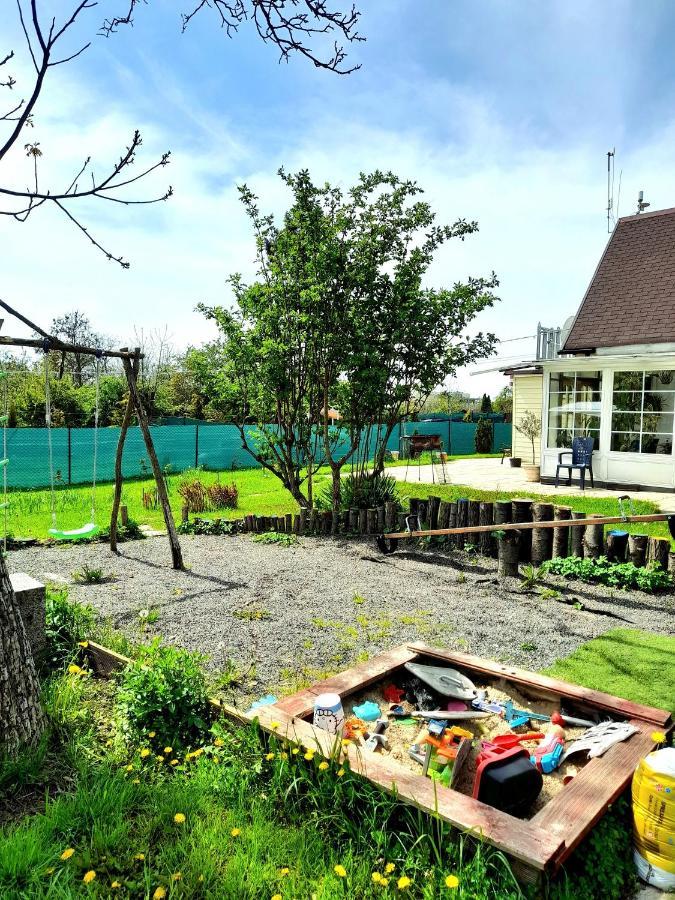 Family In The Garden Apartment Prag